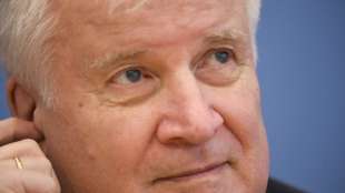 Seehofer zieht sich wegen Corona-Risikos von &ouml;ffentlichen Terminen zur&uuml;ck