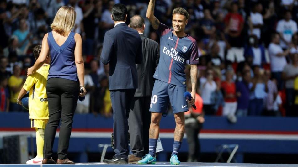 Fußball: Neymar im Pariser Prinzenpark fürstlich empfangen