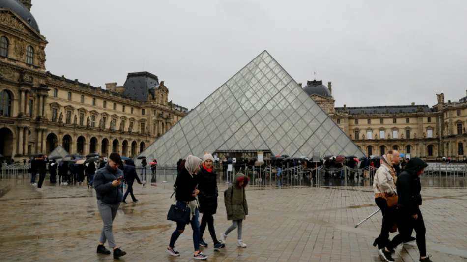 Pariser Louvre nach Coronavirus-Furcht wieder geöffnet