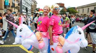 Tausende feiern bei Gay-Pride-Parade in Belfast