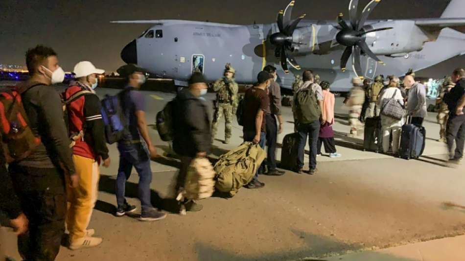 Frankreich fliegt 45 Menschen aus Afghanistan aus