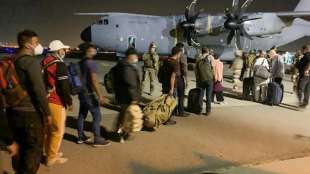 Frankreich fliegt 45 Menschen aus Afghanistan aus