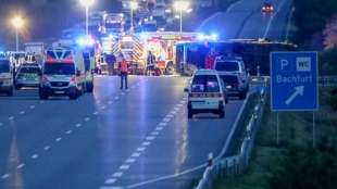 Ein Toter und mehr als 70 Verletzte bei Busunglück nahe Leipzig