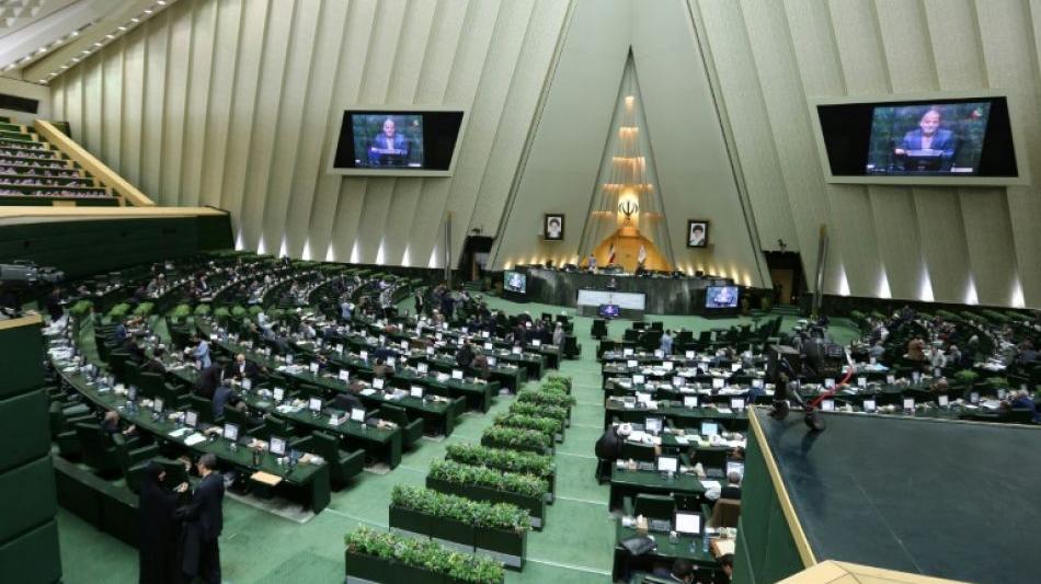 IRAN: Selbstmordanschlag in Khomeini-Mausoleum - Parlament