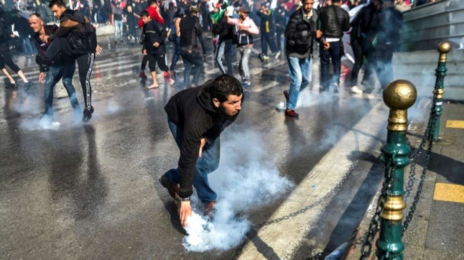 Tausende Studenten protestieren gegen Bensalahs Ernennung zum Übergangspräsident