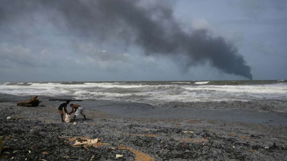 Brand auf verlassenem Schiff mit Chemikalien vor Sri Lankas Küste