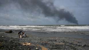 Brand auf verlassenem Schiff mit Chemikalien vor Sri Lankas Küste