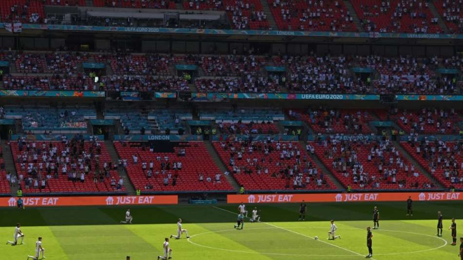 Applaus und Pfiffe: Englands Spieler gehen erneut in die Knie