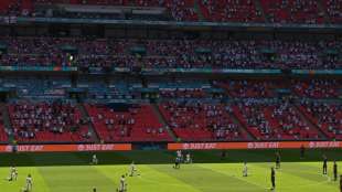 Applaus und Pfiffe: Englands Spieler gehen erneut in die Knie