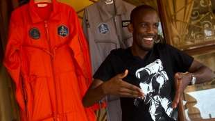 Erster schwarzer Afrikaner mit Weltraumticket stirbt bei Motorradunfall   