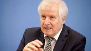 Seehofer: Testpflicht mit strengen Kontrollen und Bu&szlig;geldern durchsetzen