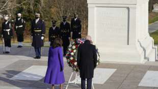 Biden und Harris gedenken auf Nationalfriedhof Arlington gefallenen US-Soldaten