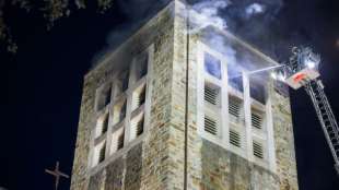 Feuer in Kirchturm in Wiesbaden ausgebrochen - Risse in Gebäude