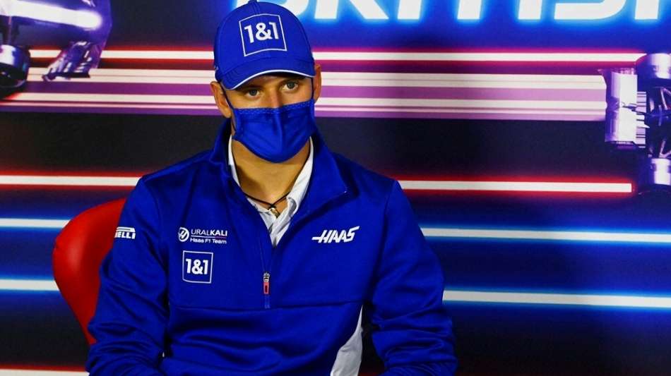 Wechsel-Ger&uuml;chte: Schumacher l&auml;sst Zukunft offen