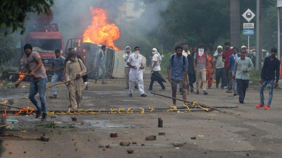 Mindestens 32 Tote und 180 Verletzte bei Krawallen in Indien