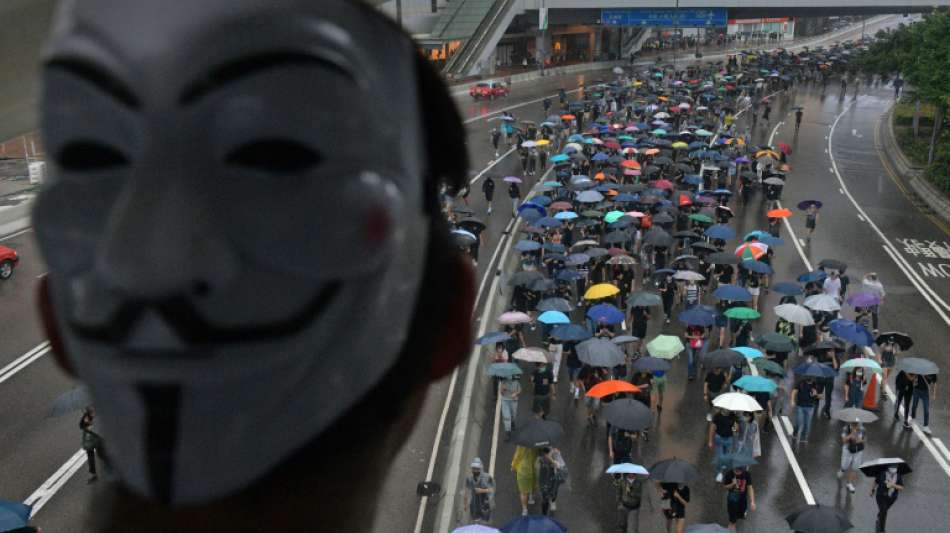 Zehntausende Demonstranten in Hongkong widersetzen sich dem Vermummungsverbot