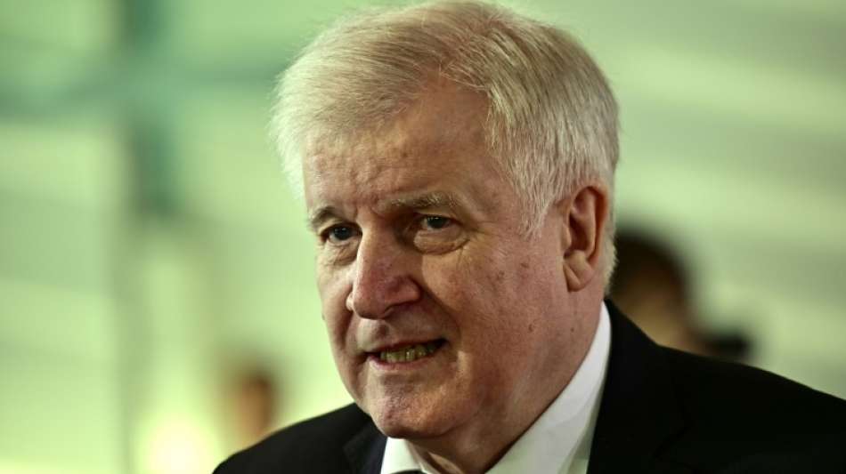 Seehofer verzichtet auf Androhung von Haft für Informationen an Geflüchtete