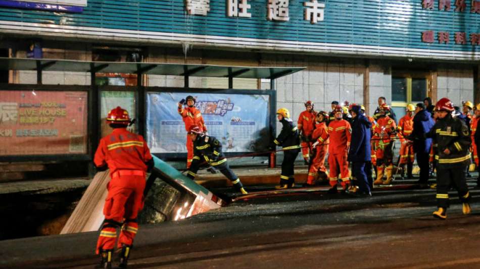 Bus und Passanten versinken in chinesischer Großstadt in Straßenkrater