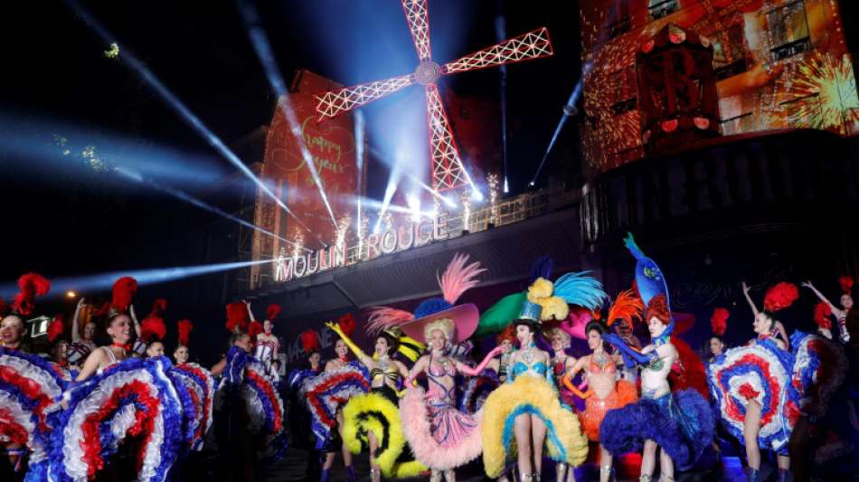 Moulin Rouge feiert 130-jähriges Bestehen mit Cancan-Tänzen und Feuerwerk