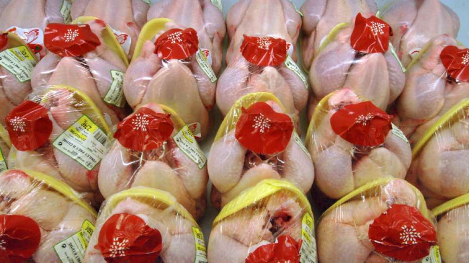 Männer schlagen in Thüringen mit Tiefkühlhuhn und Stange aufeinander ein