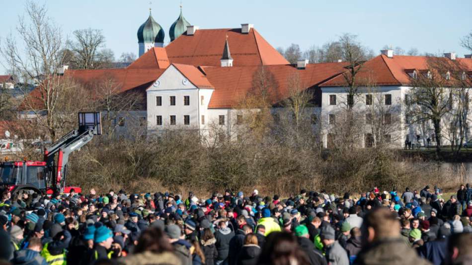 Dobrindt verspricht Bauern Dialog über umstrittene Düngeverordnung