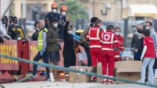 Mehr als 800 Fl&uuml;chtlinge verlassen in Sizilien die "Sea-Eye 4" 