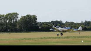 Britischer Pilot startet zur ersten Weltumrundung mit legendärer Spitfire