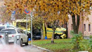 Bewaffneter Mann verletzt in Oslo mit gestohlenem Krankenwagen Fußgänger