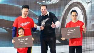 Tesla-Chef Musk persönlich empfängt erste Kunden seiner in China gebauten Autos