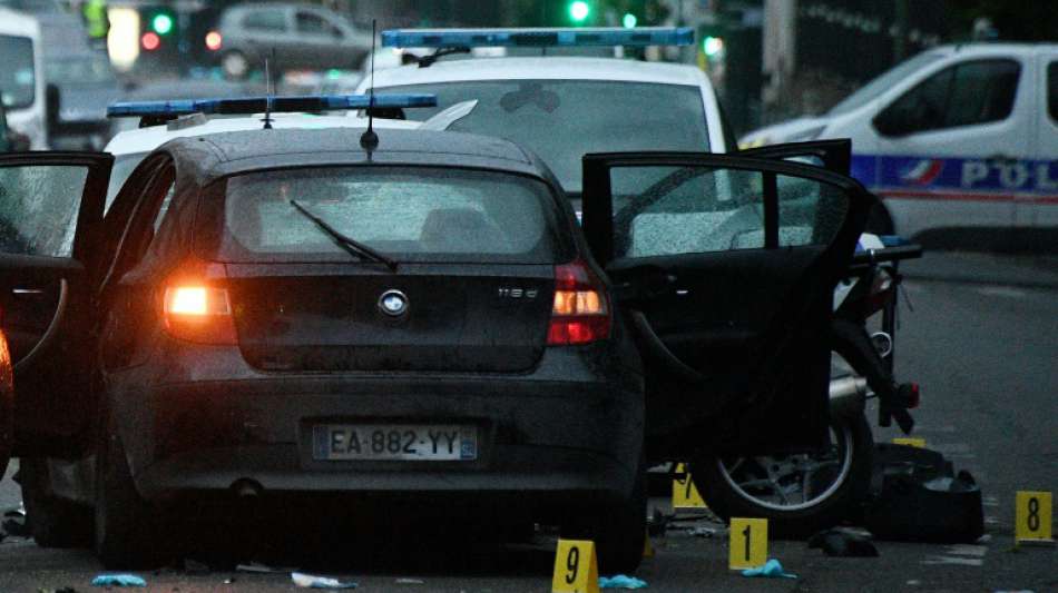 Zwei Polizisten nahe Paris absichtlich von Autofahrer gerammt