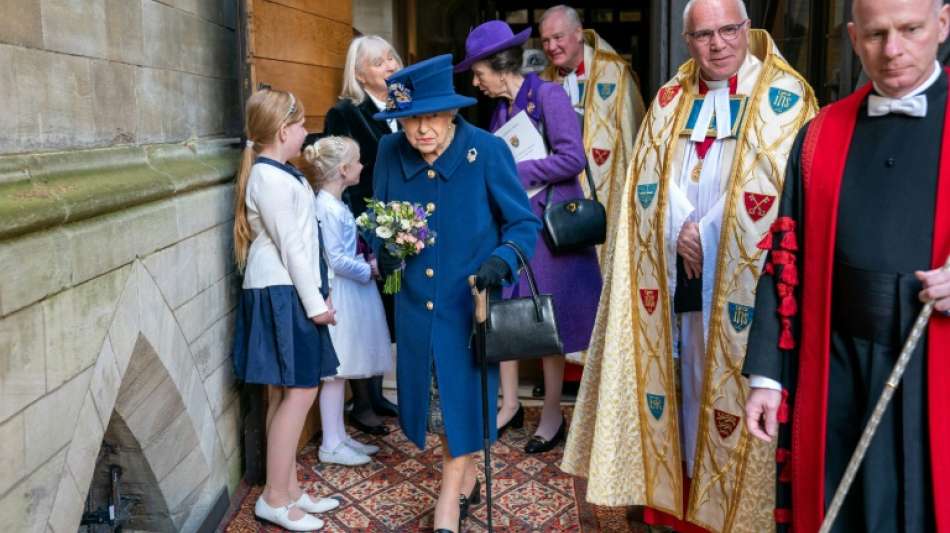 Queen geht erstmals seit 17 Jahren &ouml;ffentlich am Stock