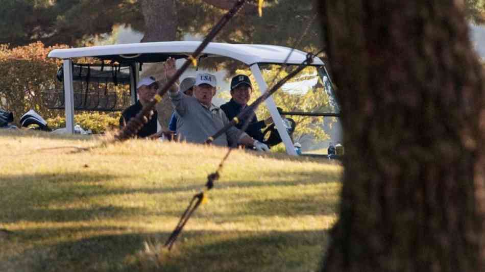 Trump misst sich beim Golfspielen mit bestem Spieler Japans