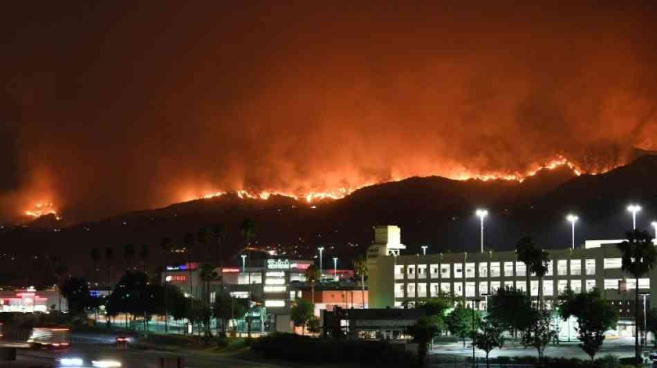 Riesiger Waldbrand treibt Menschen bei Los Angeles in die Flucht