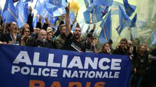 Tausende Polizisten bei "Wutmarsch" in Paris