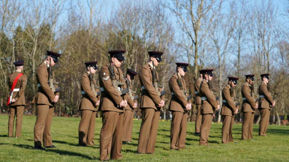 Britischer Corona-Held "Captain Tom" mit milit&auml;rischen Ehren verabschiedet