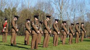 Britischer Corona-Held "Captain Tom" mit milit&auml;rischen Ehren verabschiedet