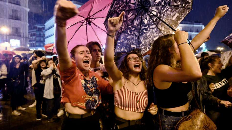 Landesweite Kundgebungen in Spanien prangern Gewalt gegen Frauen an