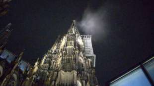 Wolke an Turm des Kölner Doms löst nächtlichen Großeinsatz der Feuerwehr aus