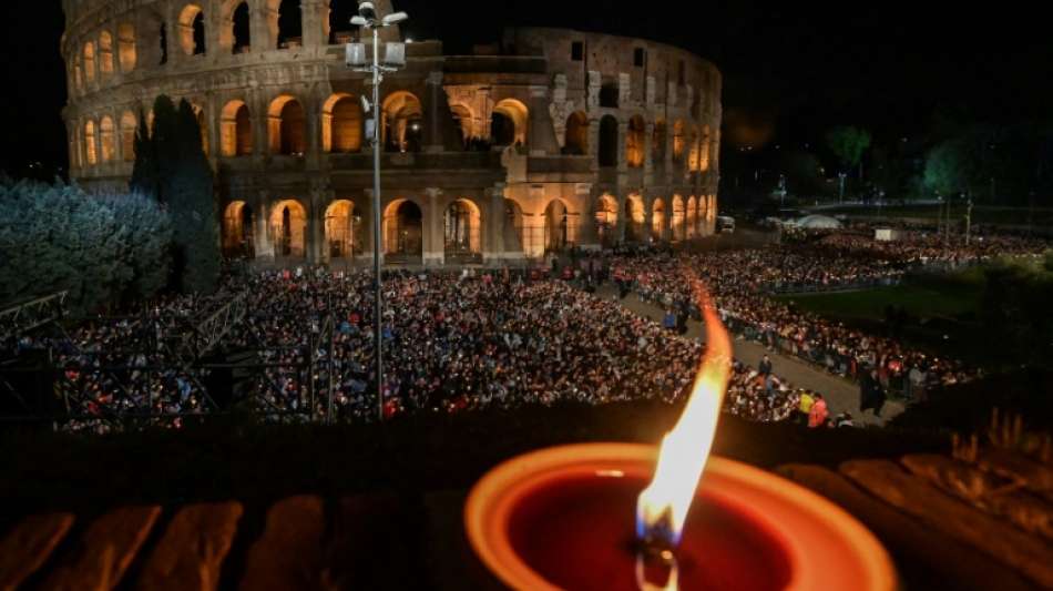 Papst begeht Kreuzwegprozession mit tausenden Gläubigen am Kolosseum in Rom
