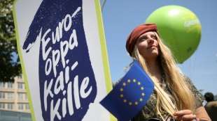 Zehntausende Menschen demonstrieren gegen Nationalismus in Europa