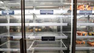 Leere Regale bei Essensangebot von Marks and Spencer in Frankreich