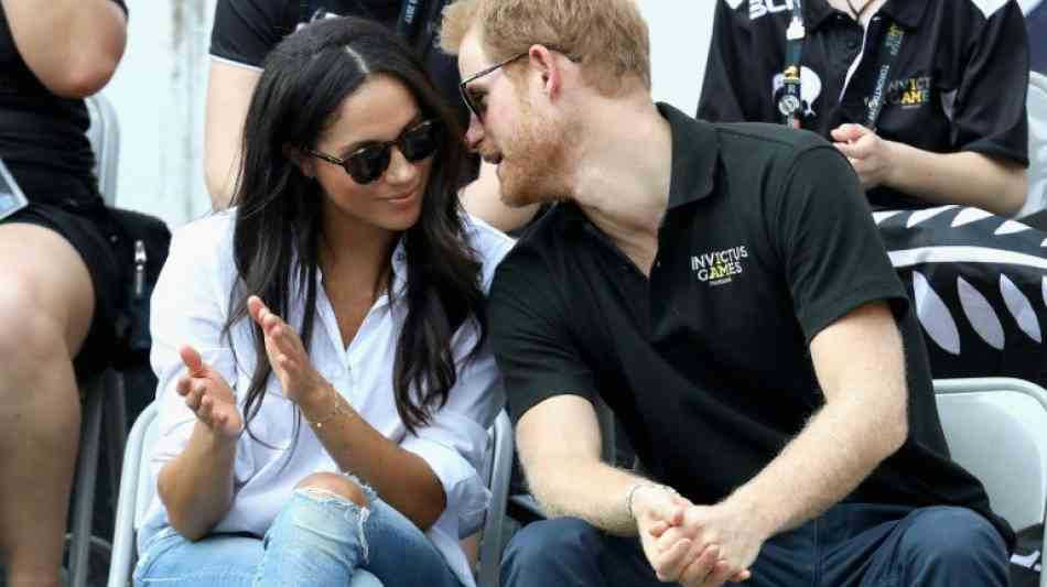 Prinz Harry und seine Freundin Meghan Markle sitzen nebeneinander