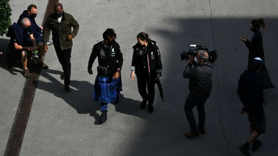 Formel-1-Fahrer Hamilton sorgt mit blauem Kilt vor Rennen in Istanbul f&uuml;r Aufsehen