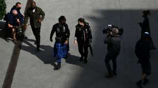 Formel-1-Fahrer Hamilton sorgt mit blauem Kilt vor Rennen in Istanbul f&uuml;r Aufsehen