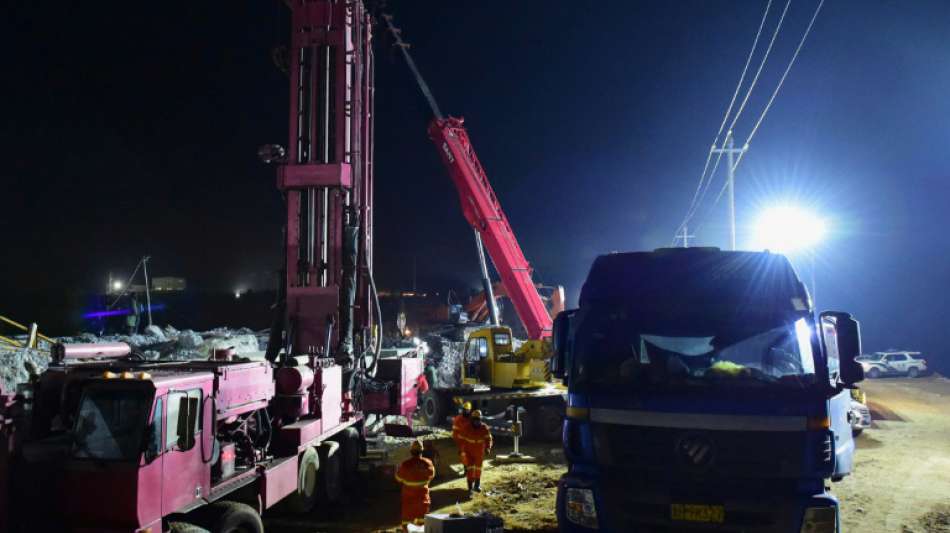 Rettungskr&auml;fte verbreitern Schacht f&uuml;r in China versch&uuml;ttete Bergleute