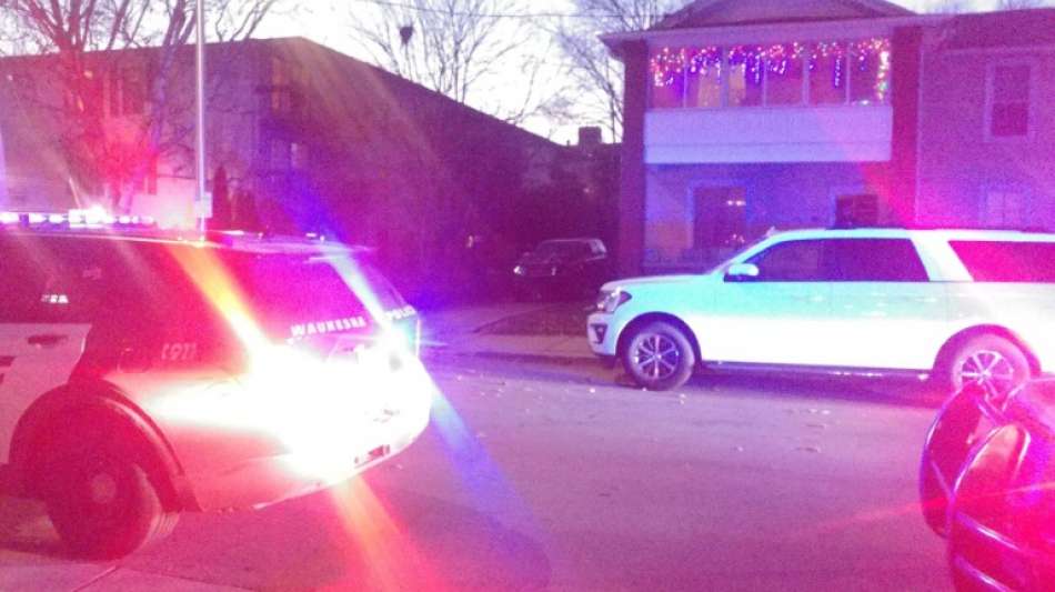 Auto rast in Weihnachtsumzug in den USA - F&uuml;nf Tote und 40 Verletzte 