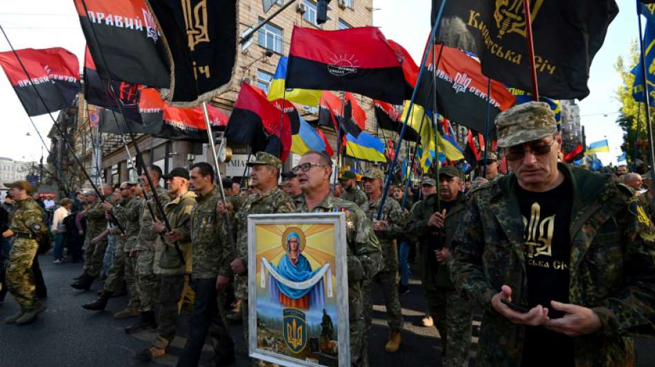 Tausende protestieren in Kiew gegen Truppenabzug aus Ostukraine