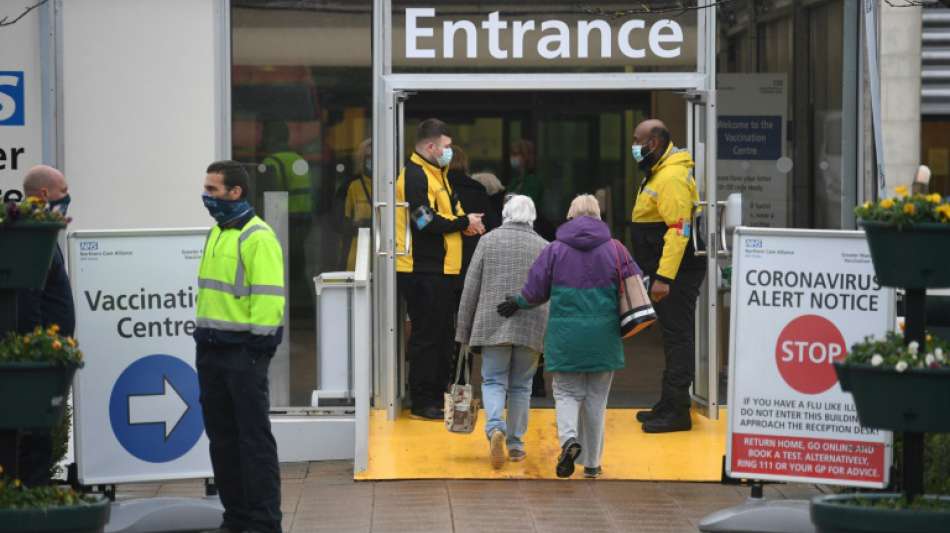 Sieben große Impfzentren in England nehmen Betrieb auf