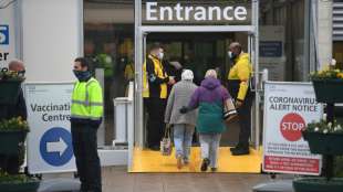 Sieben große Impfzentren in England nehmen Betrieb auf