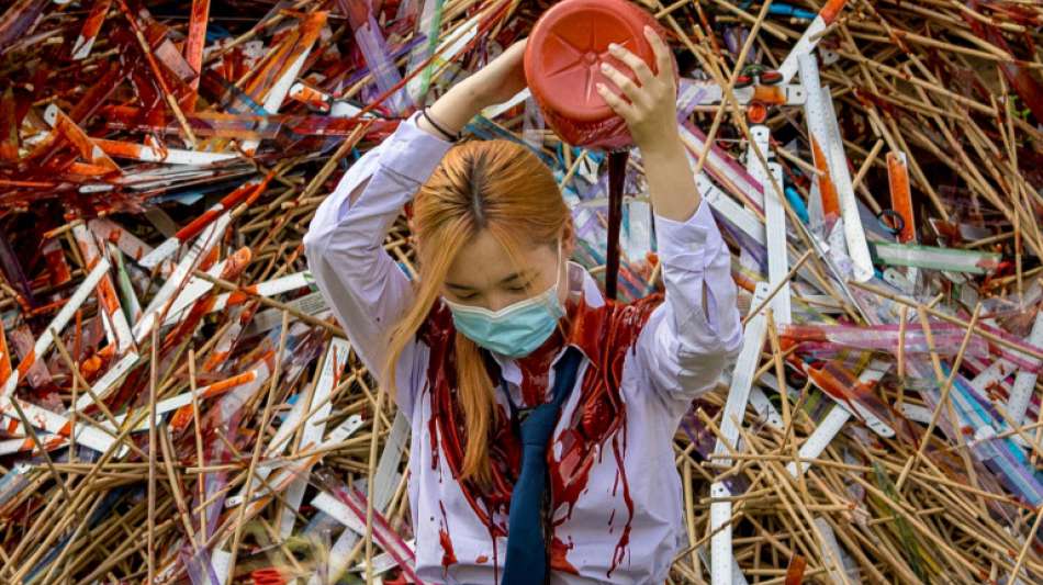 Blutrote Farbe aus Protest gegen Thailands rigides Bildungssystem 
